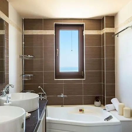 New Katifes With Pool, Walk To Amenities & Amazing Views!